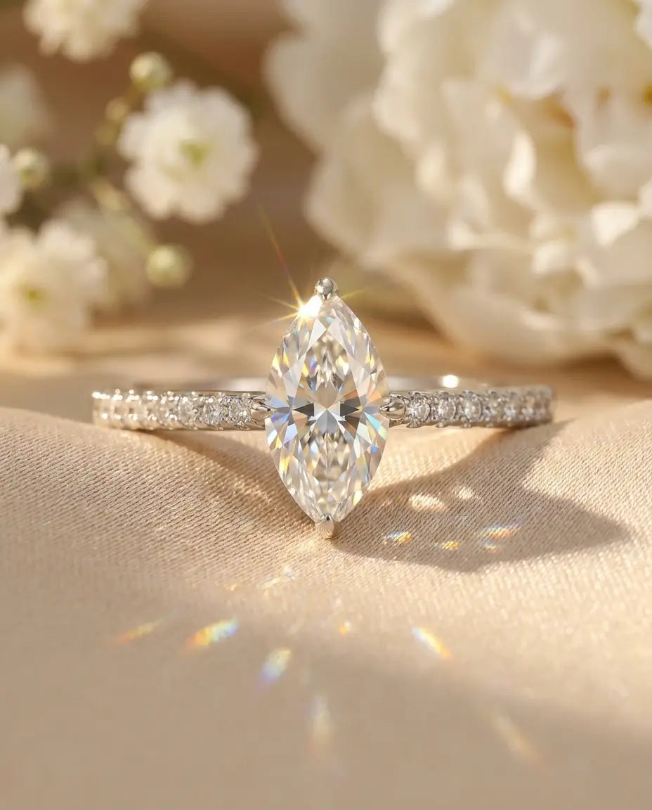 Moissanite Verlovingsring – Marquise Geslepen Steen van 0,5 Karaat op Fijn Pavé Bandje