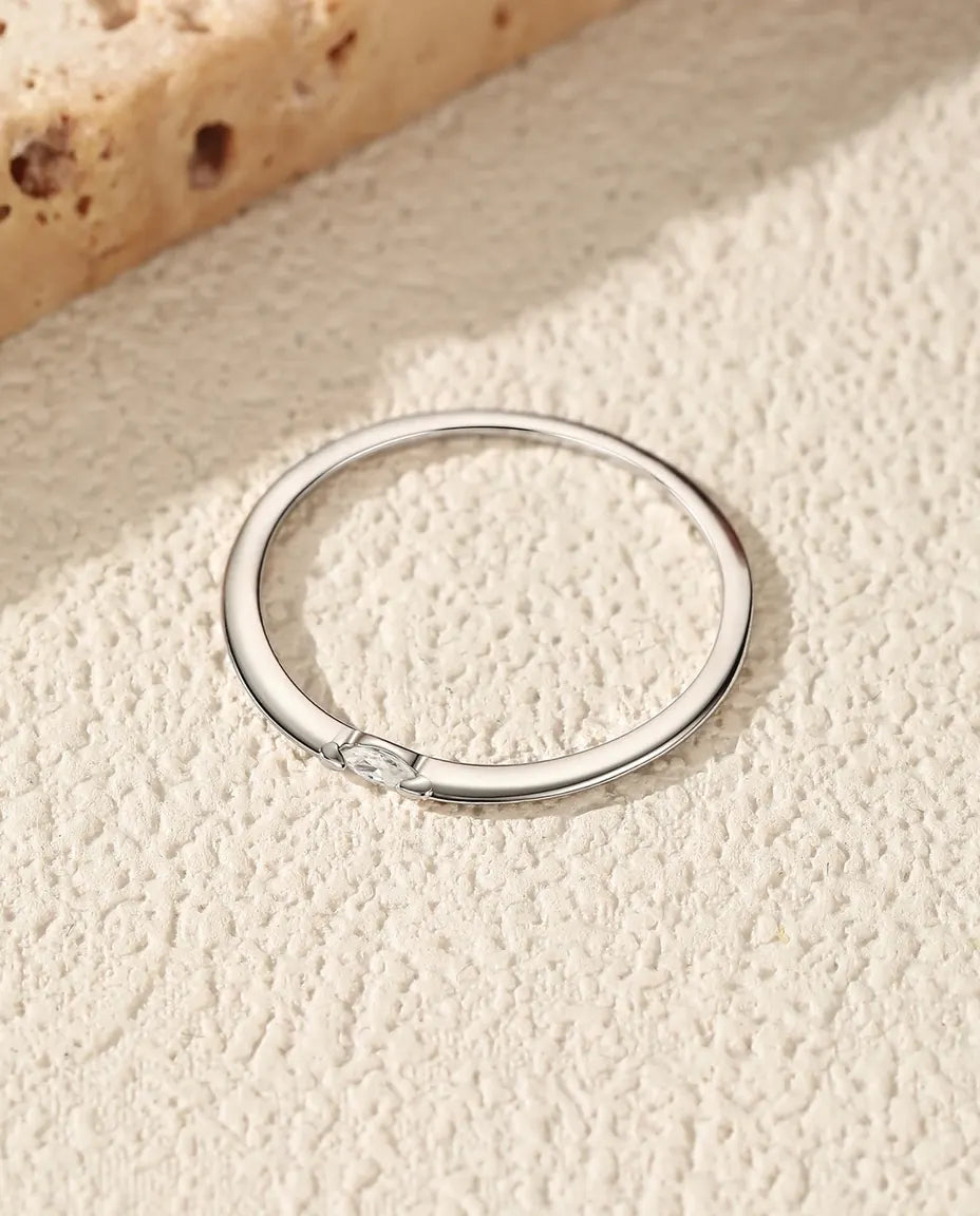 Moissanite Ring – Marquise Steen in D-kleur Dwars op Ultradun Stapelbandje van 925 Sterling Zilver