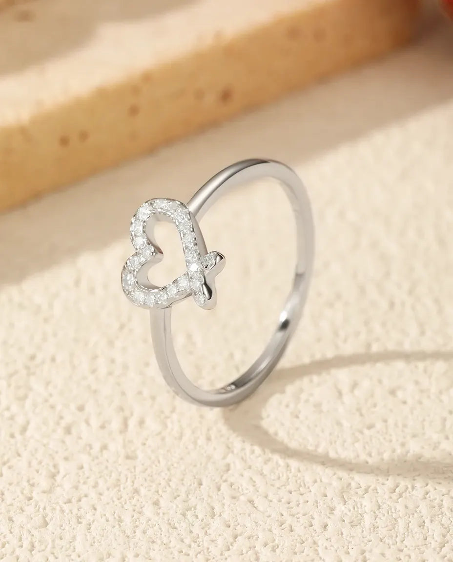 Moissanite Ring – Opengewerkt Hart met Pavé op Ultradun Bandje, 925 Sterling Zilver Beloftering