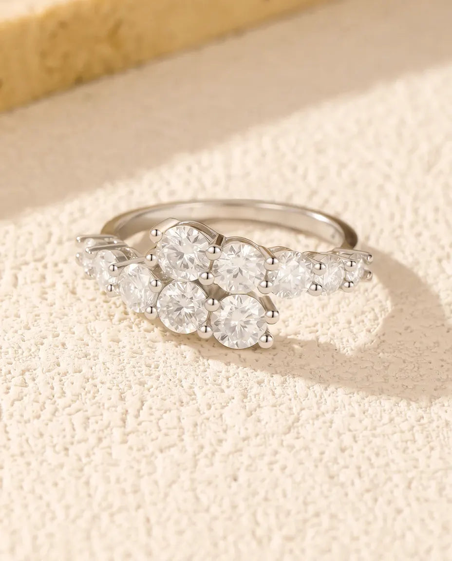 Moissanite Ring – Oplopend Pavé in D-kleur op een Dun Stapelbandje van 925 Sterling Zilver