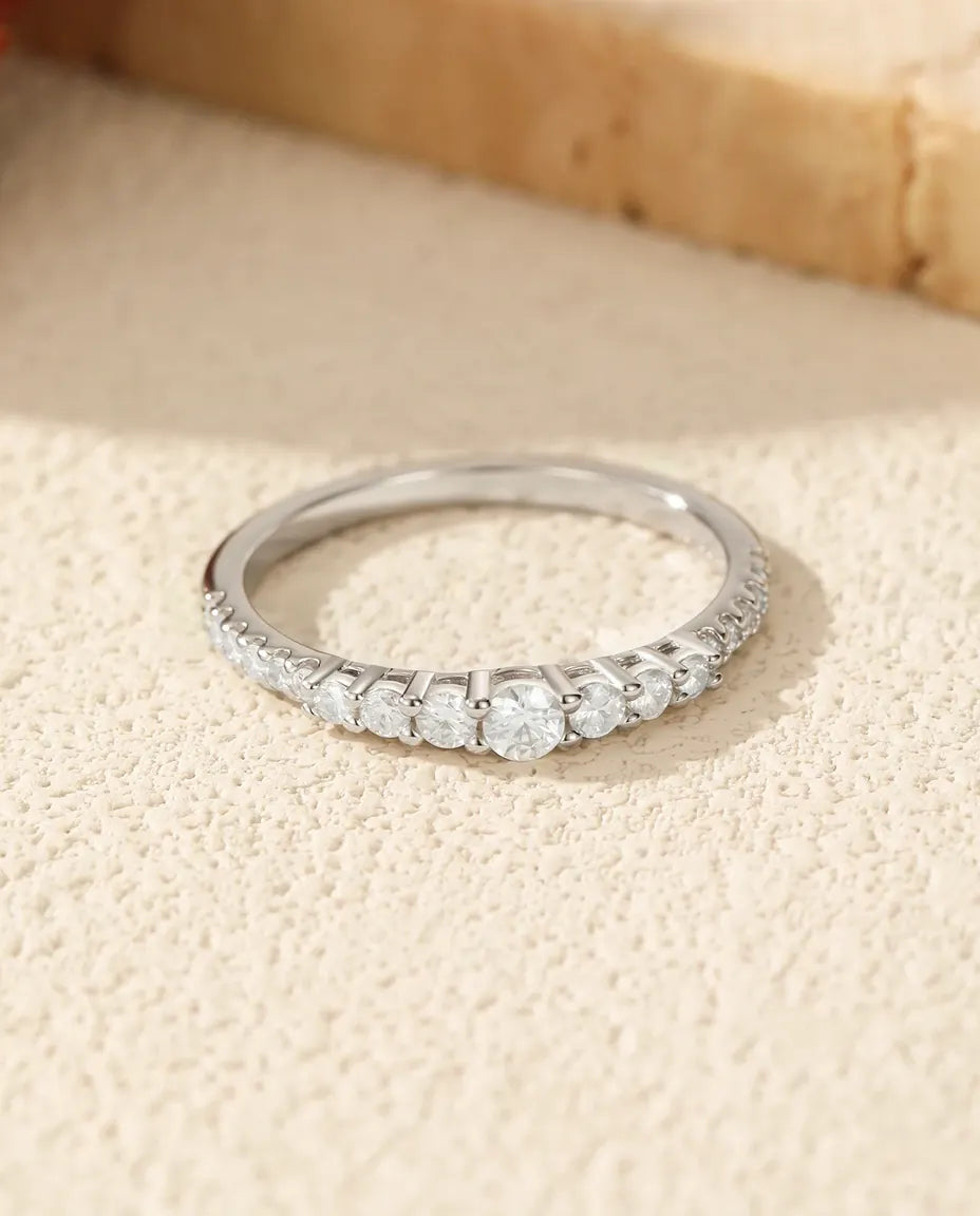 Moissanite Ring met 19 Oplopende Stenen – Smalle Aanschuifring in 925 Sterling Zilver