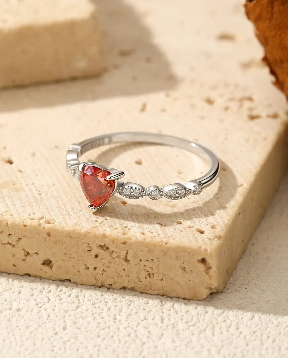Moissanite Ring – Rood Hart van 0,5 Karaat op Millegrain Band, 925 Sterling Zilver Beloftering