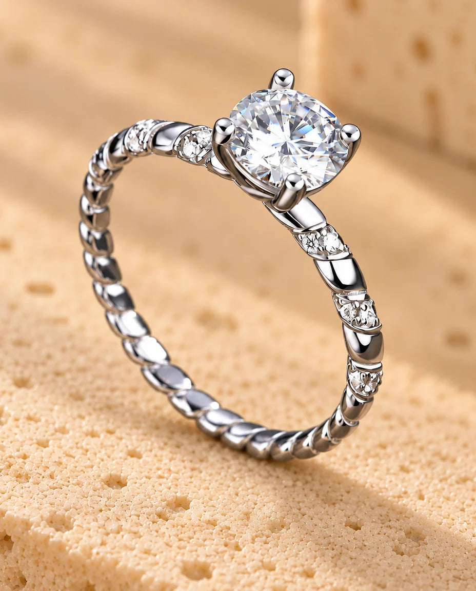 Moissanite Ring - gepresenteerd op een travertijnblok
