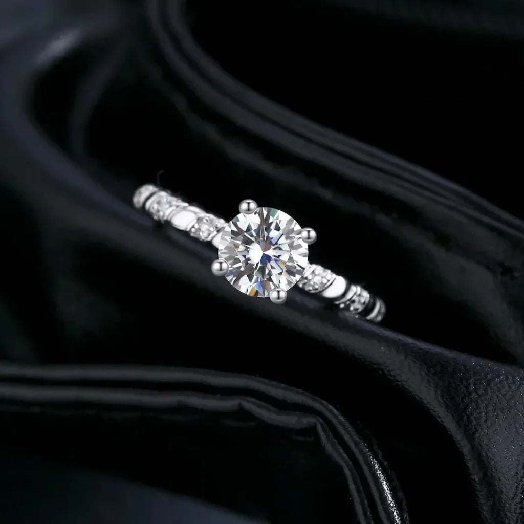 Moissanite Ring – Solitair van 1 Karaat op Gedraaide Band, 925 Sterling Zilver Verlovingsring
