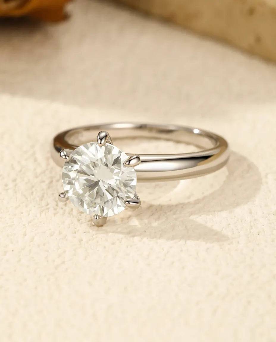 Moissanite Ring – Ronde Solitair van 2 Karaat in Kroonzetting, 925 Sterling Zilver