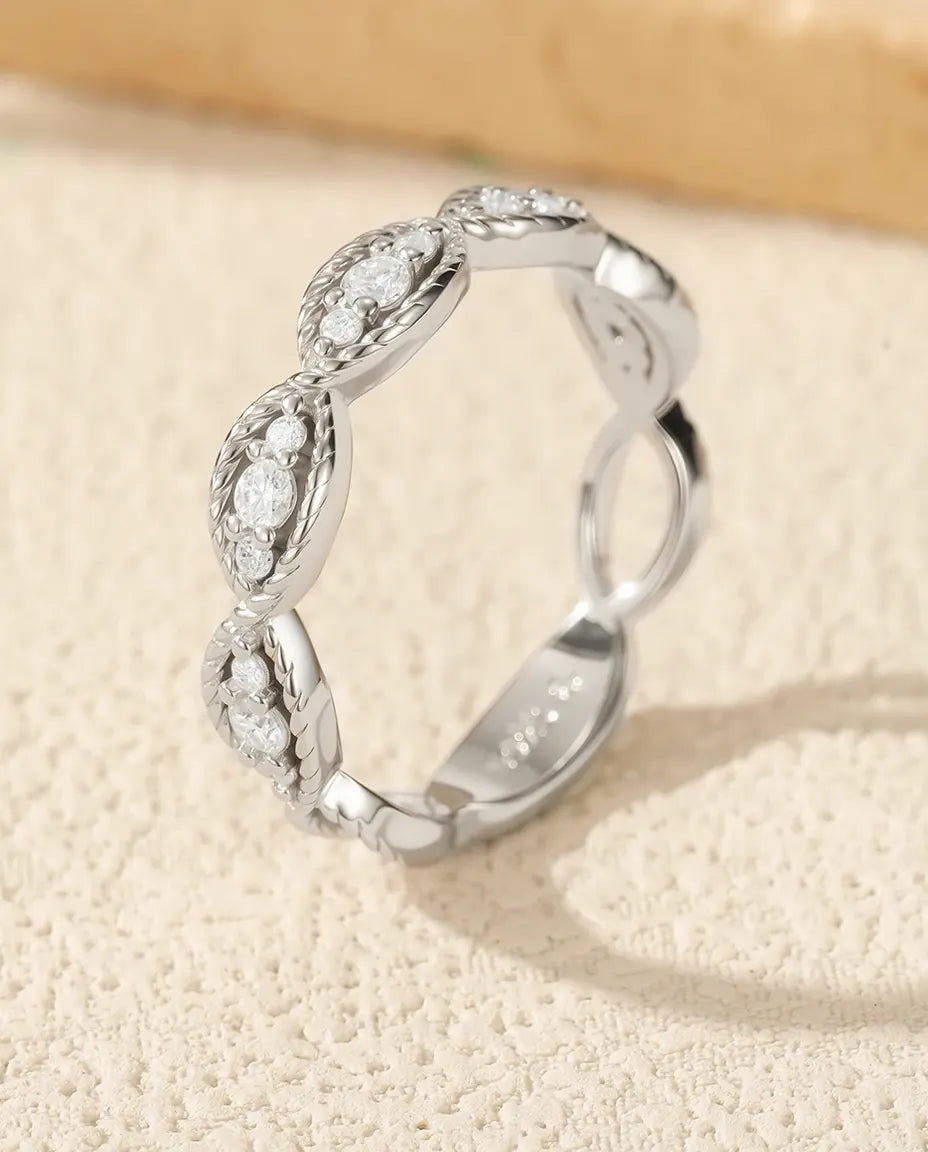 Moissanite Ring – 15 D-kleur Stenen in Marquise Millegrain Stations, Stapelbare Band