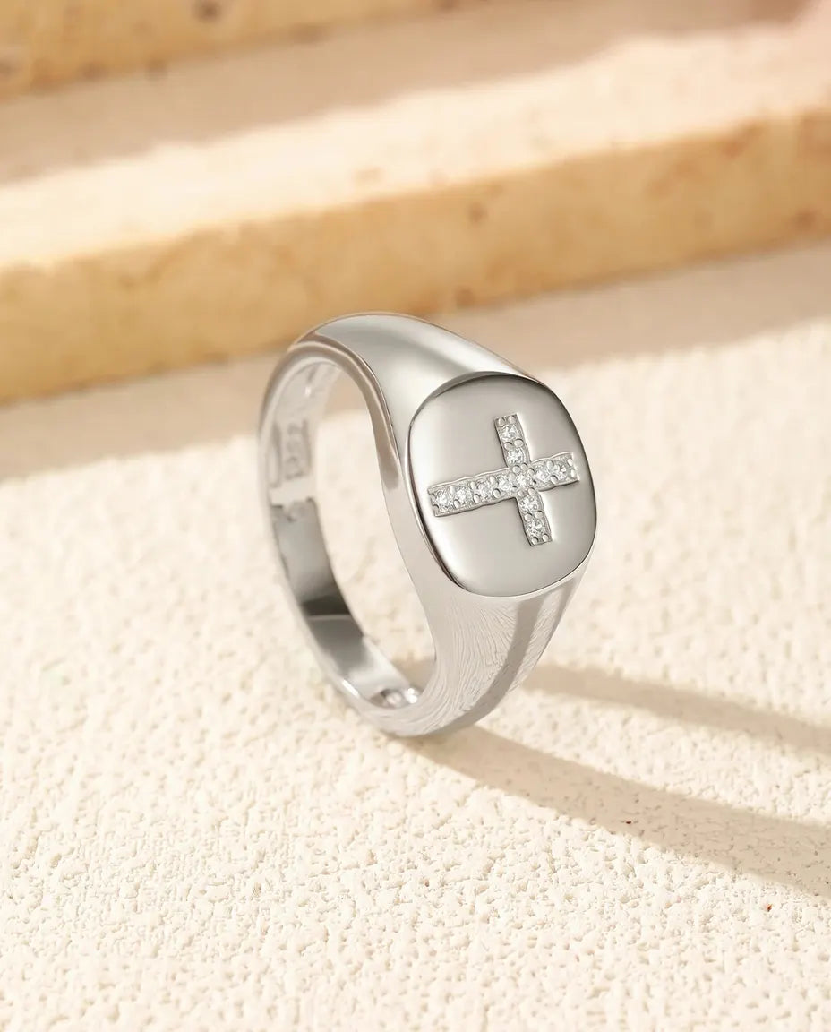Moissanite Zegelring met Kruis – Ovale Gepolijste Kop in 925 Sterling Zilver, Unisex