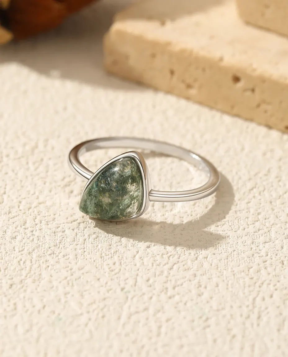 Mosagaat Ring – Driehoekige Cabochon in Kastzetting, Smal Stapelbaar Bandje