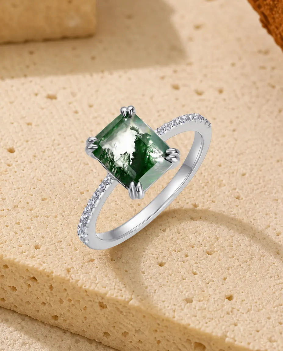 Mosagaat Ring – Smaragdgeslepen Steen met Dubbele Klauwen en Pavé Schouders, 925 Sterling Zilver