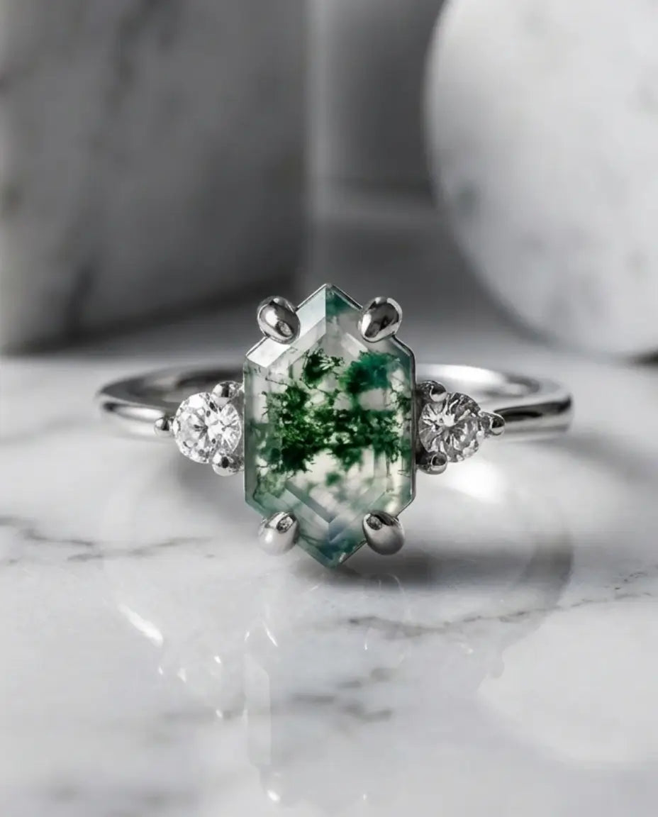 Mosagaat Ring – Zeshoekige Steen van 5 x 10 mm in Trilogie, Verstelbare Open Band