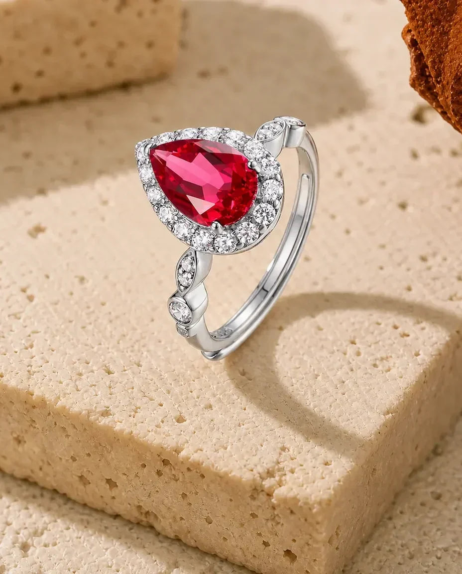 Robijn Ring – Peervormige Labgroeide Robijn met Halo, Open Verstelbare Band in 925 Sterling Zilver