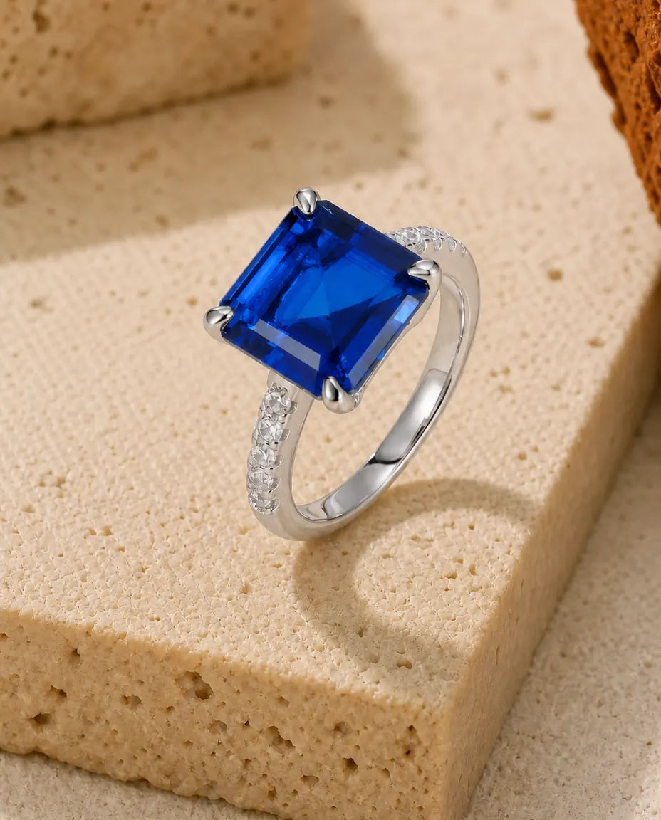 Saffier Ring – Vierkante Labgegroeide Blauwe Steen op Pavé Band, 925 Sterling Zilver
