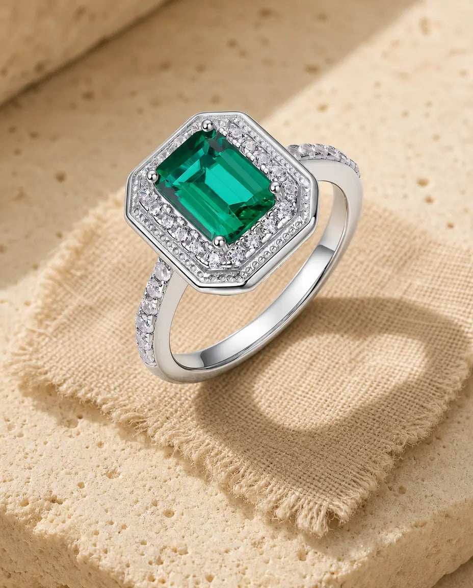 Smaragd Ring – Achthoekig Geslepen Labgekweekte Steen met Pavé Halo, 925 Sterling Zilver