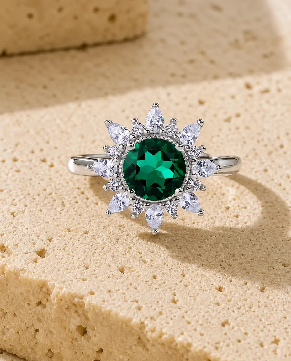 Smaragd Ring – Ronde Labgekweekte Steen met Zonnebloemhalo, Verstelbare Open Band in 925 Sterling Zilver