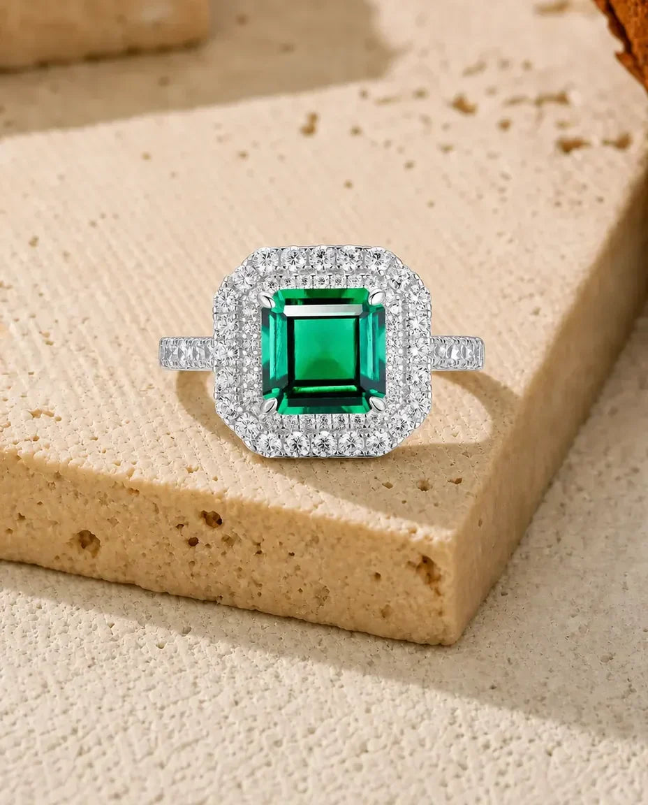 Smaragd Ring met Dubbele Halo – Vierkante Labgekweekte Steen van 8 mm op Pavé Band