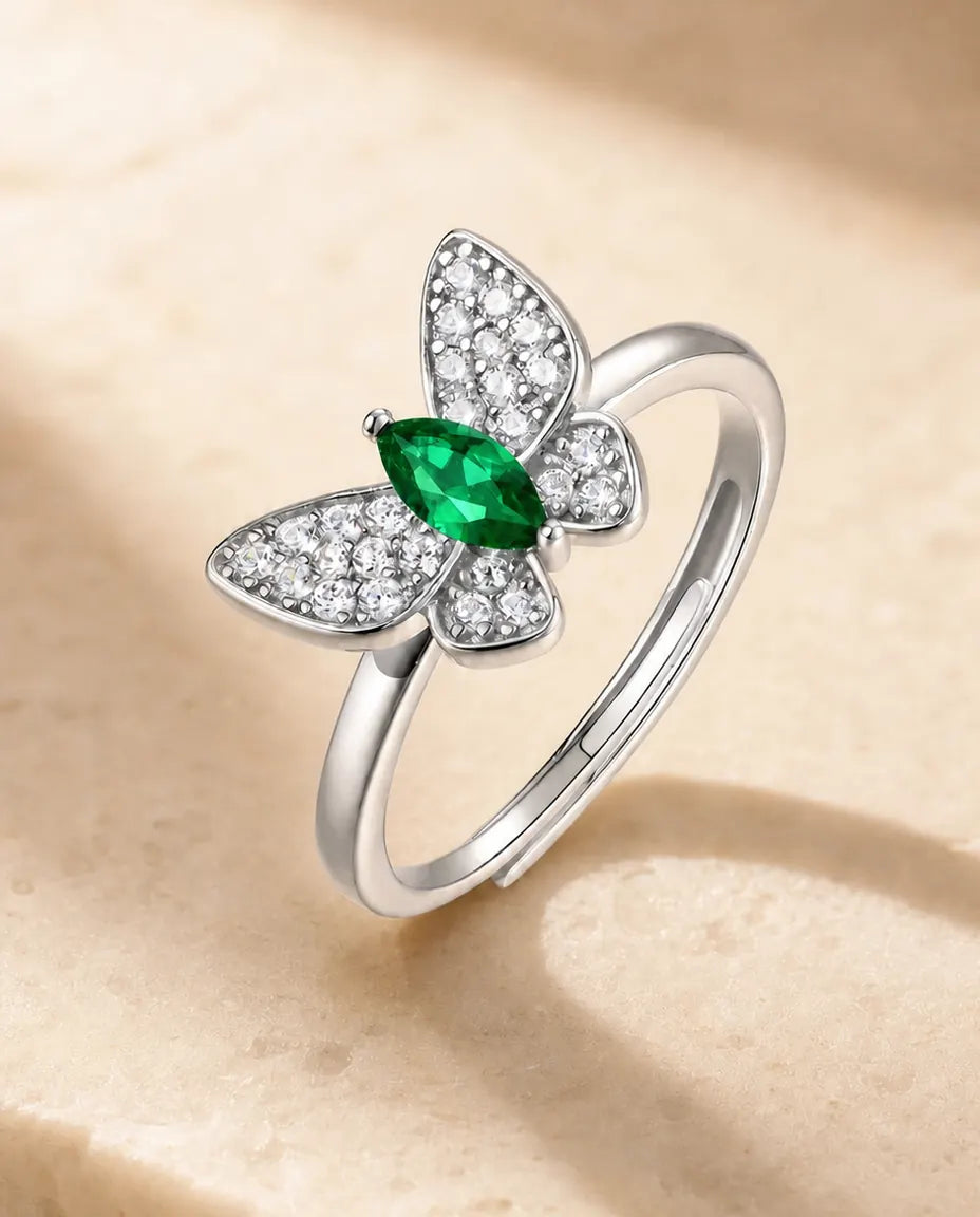 Smaragd Ring – Vlinder met Pavé Vleugels en Labgekweekte Marquise Steen