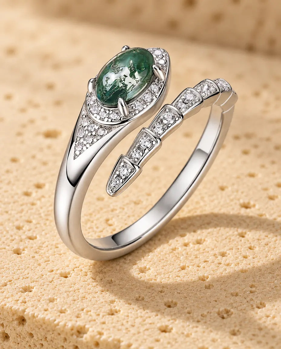 Slangenring met Mosagaat in 925 Sterling Zilver - rechtop op een licht gestructureerd oppervlak