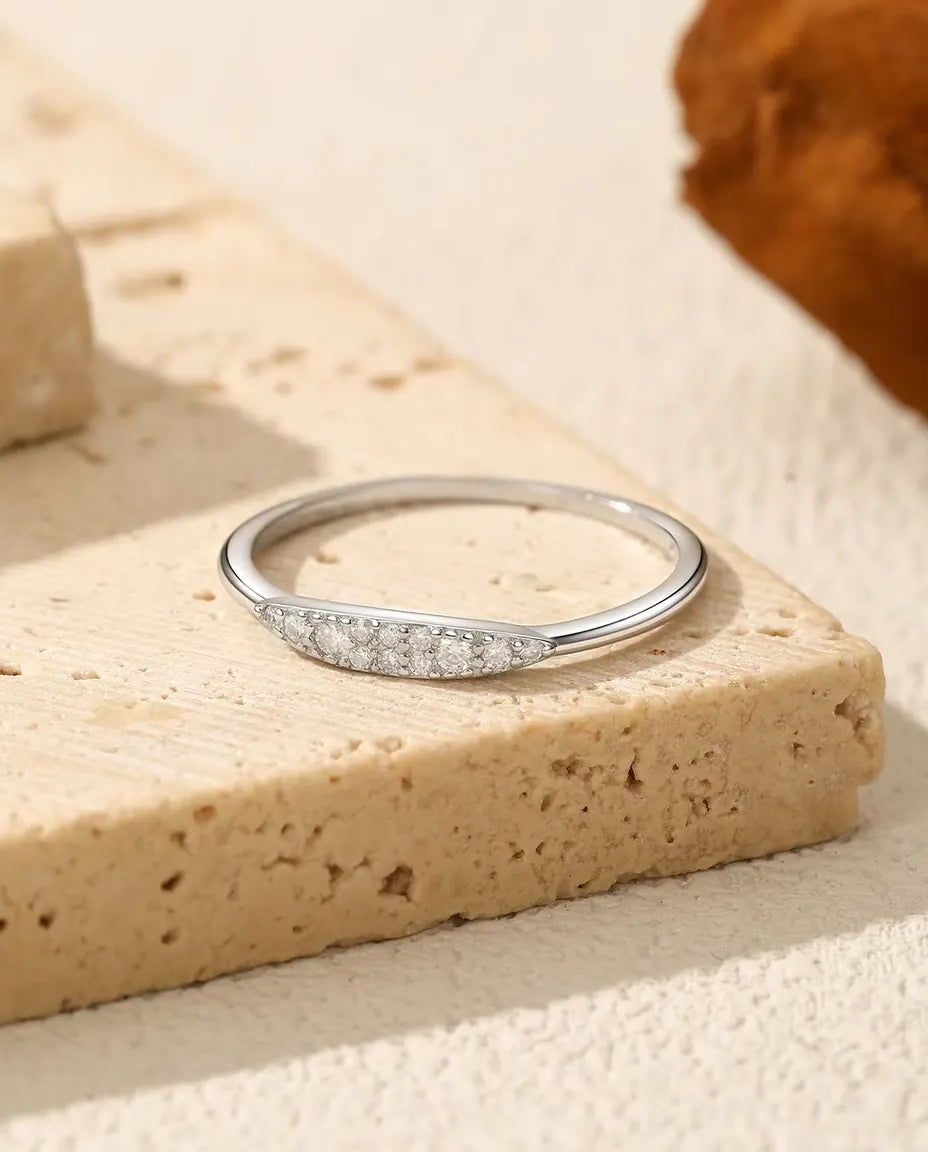 Taps toelopende pavé ring met moissaniet - twaalf stenen kleur D / VVS1 over 12 mm, 925 zilver, maten 5-9