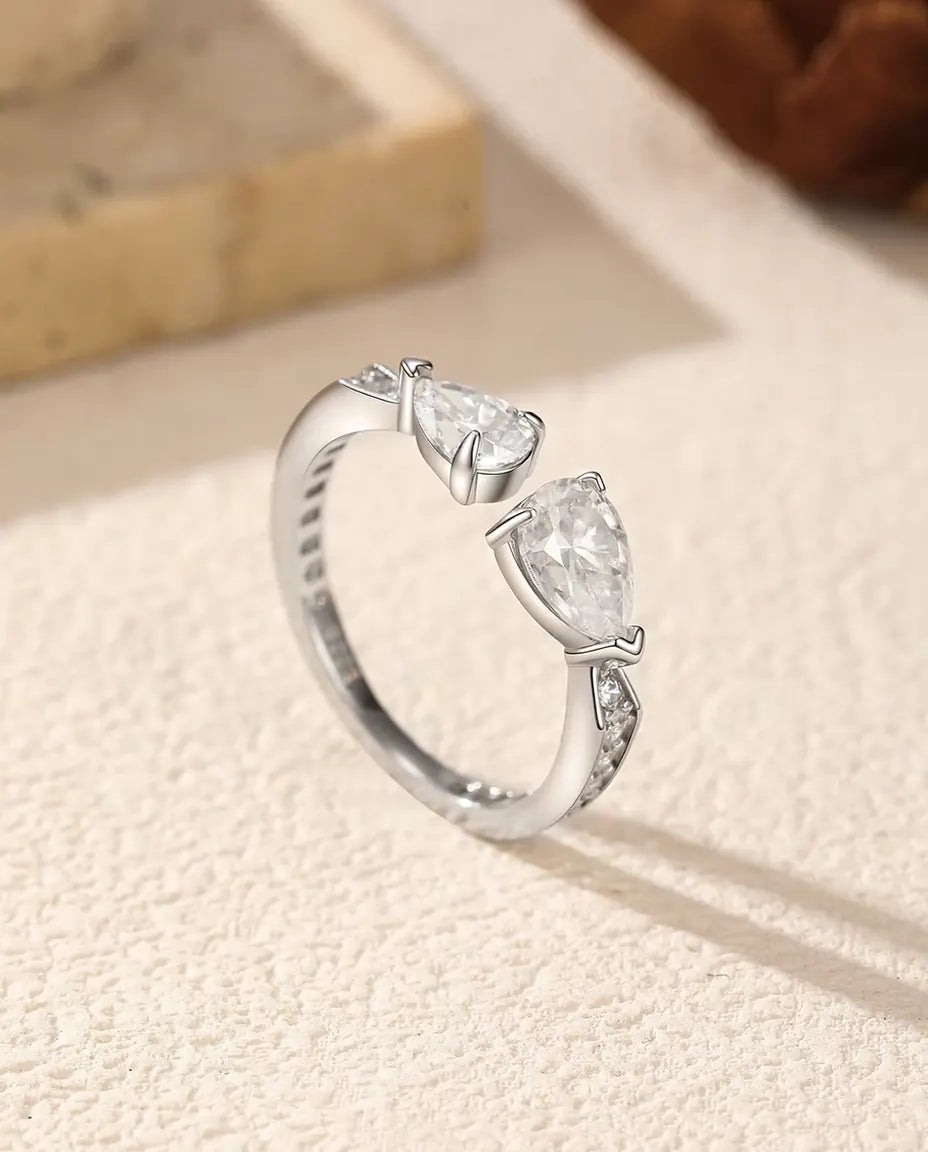 Toi et Moi Ring met Moissanite in 925 Sterling Zilver - rechtop op een licht gestructureerd oppervlak