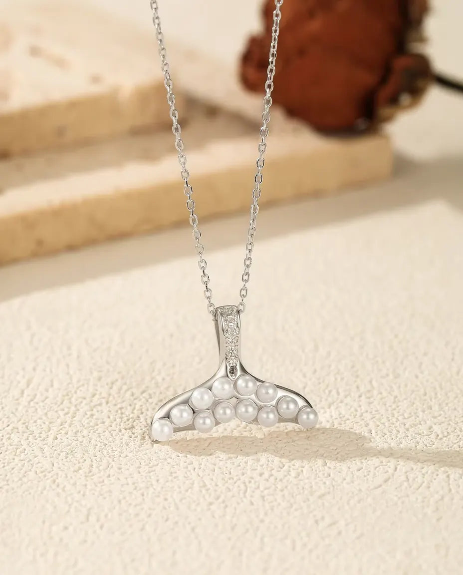 Walvisstaart Ketting met Witte Parels - zilveren staart en pavé oogje, ketting 40+5 cm, 925 sterling zilver