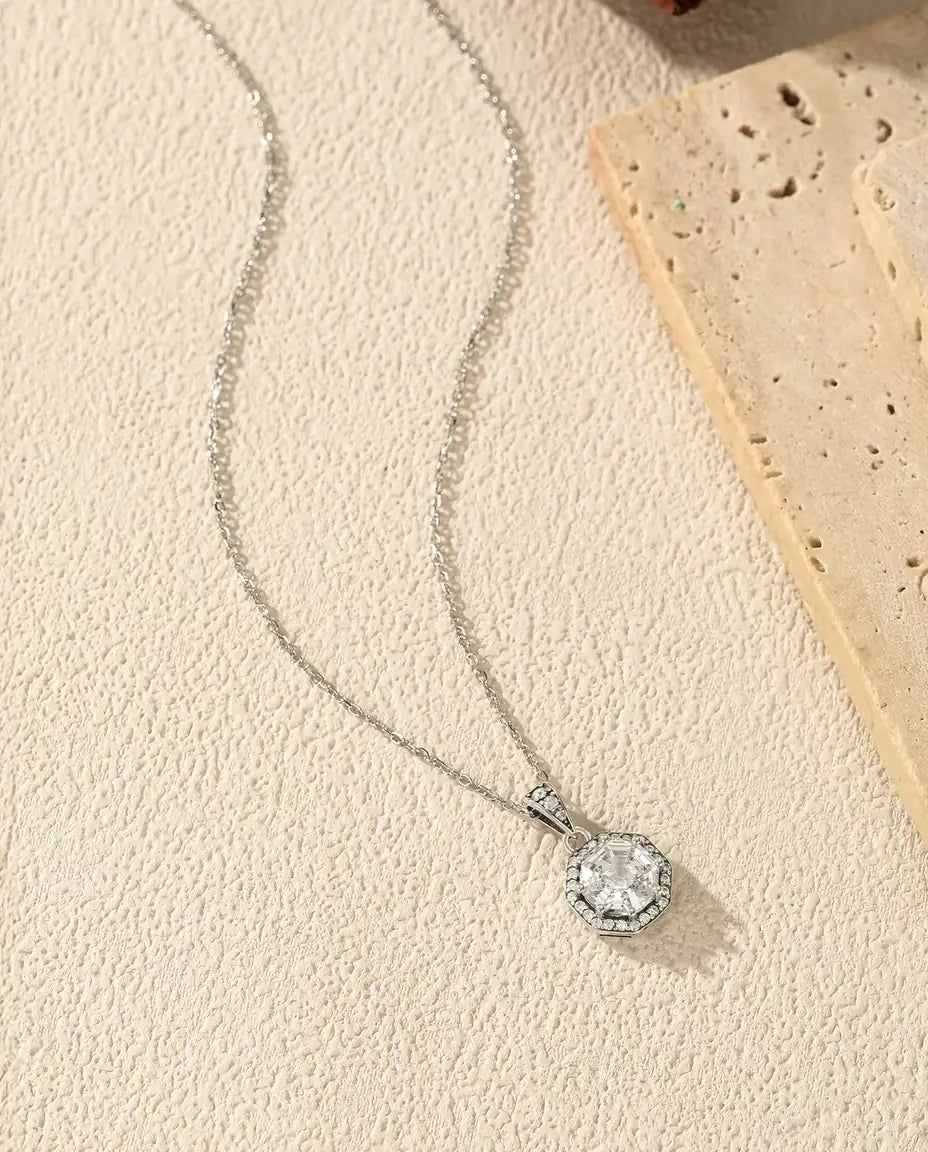 Achthoekige Halo Ketting - zirkonia in trapslijpsel omringd door pavé, ketting 40+5 cm, 925 sterling zilver