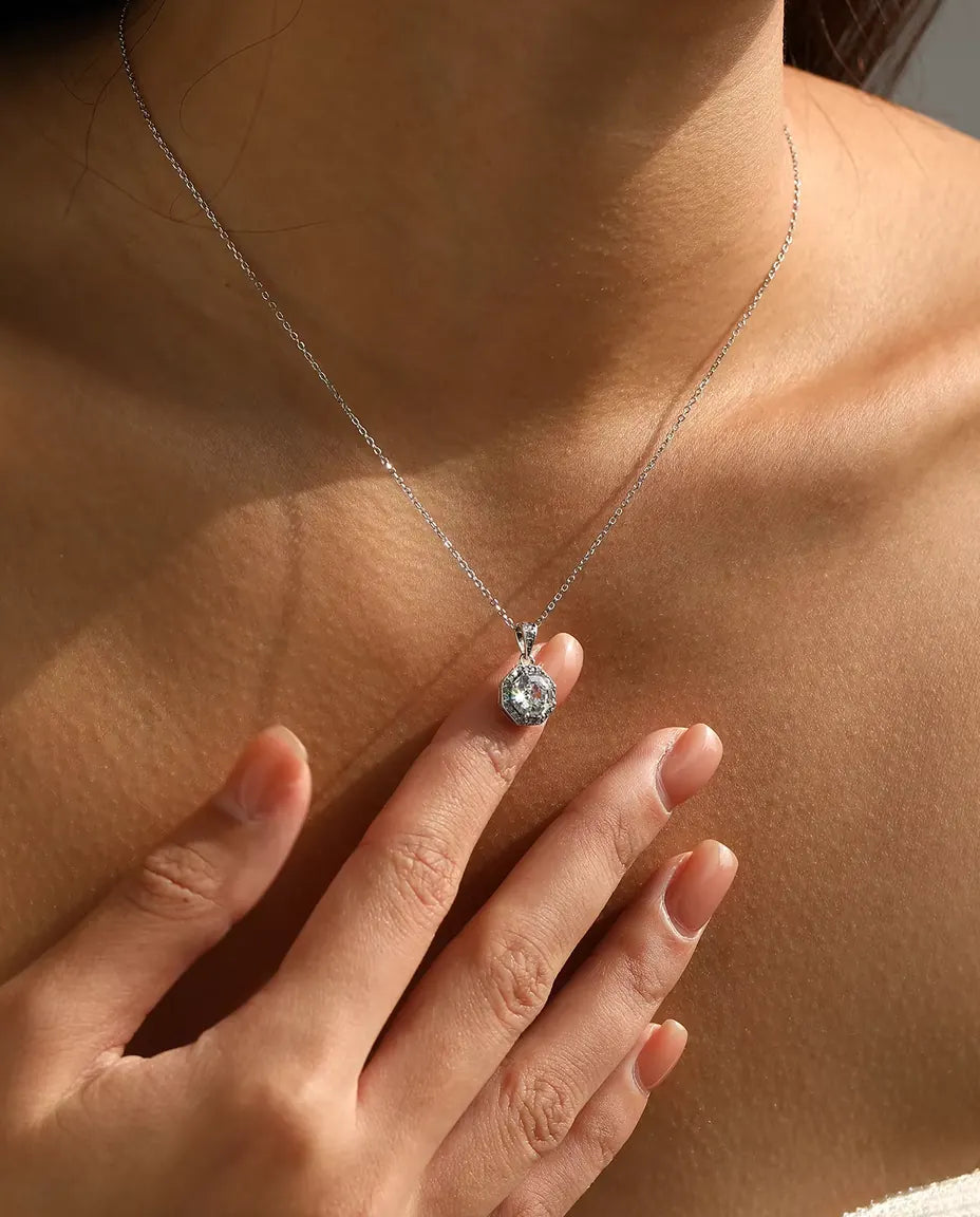 Achthoekige Halo Ketting - zirkonia in trapslijpsel omringd door pavé, ketting 40+5 cm, 925 sterling zilver