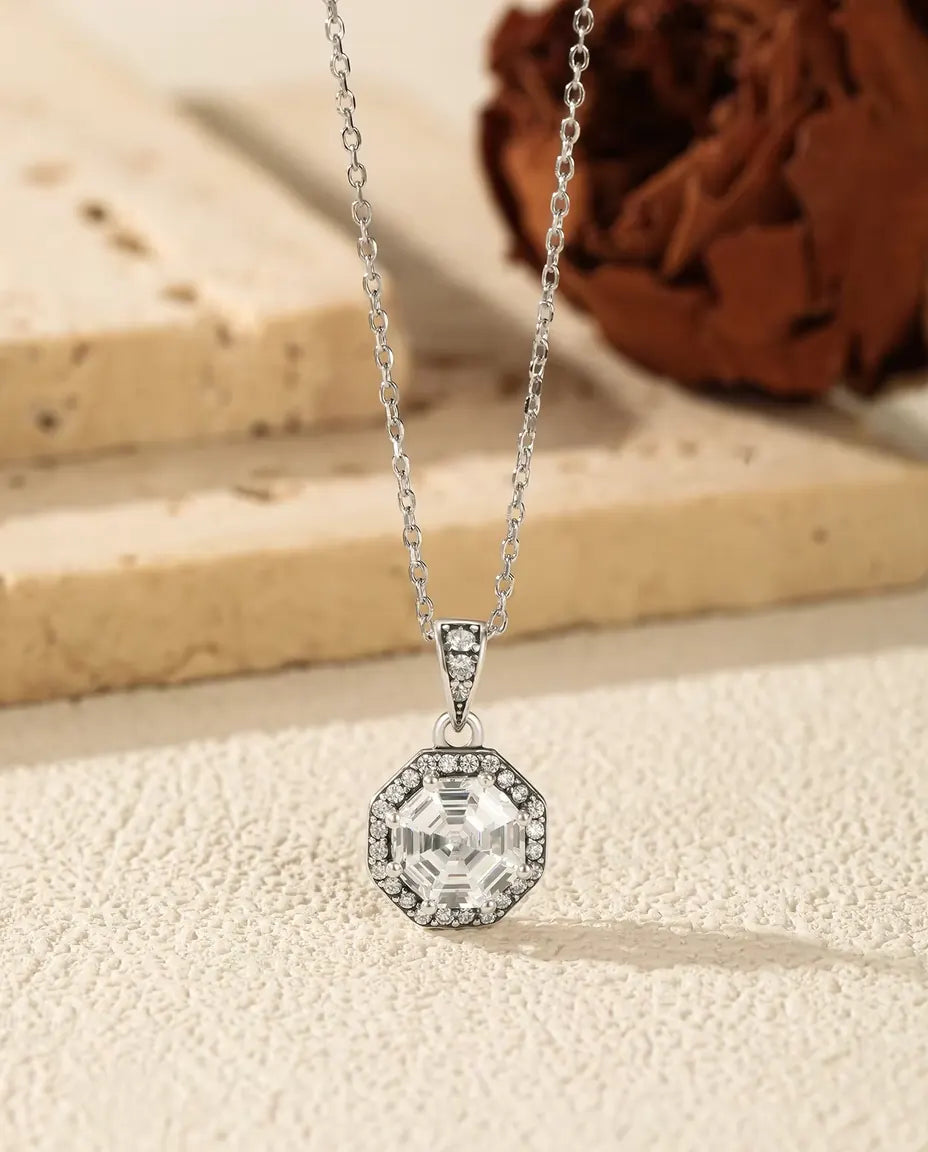 Achthoekige Halo Ketting - zirkonia in trapslijpsel omringd door pavé, ketting 40+5 cm, 925 sterling zilver