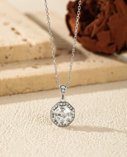 Achthoekige Halo Ketting - zirkonia in trapslijpsel omringd door pavé, ketting 40+5 cm, 925 sterling zilver