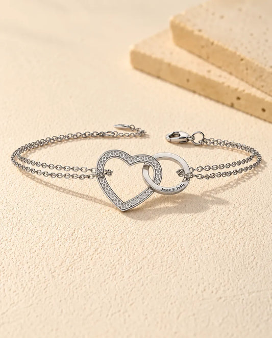 Gegraveerde Armband met Verstrengeld Hart en Cirkel - vooraanzicht in zilver