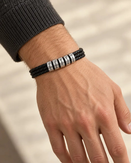 Gegraveerde Herenarmband - gedragen door een model