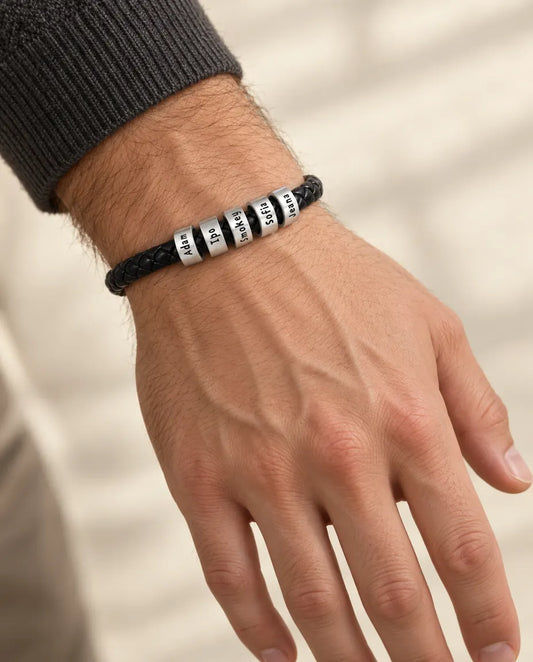 Gegraveerde Herenarmband - gedragen door een model