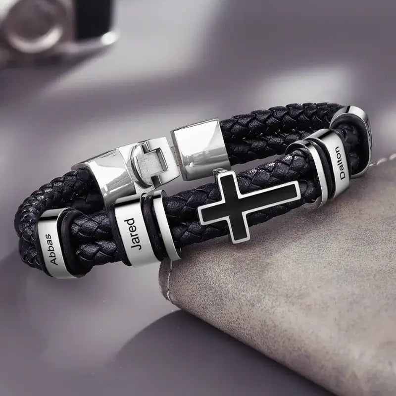 Gegraveerde Herenarmband – Zwart Leer en Staal met Kruisbedel en 2 tot 4 Namen