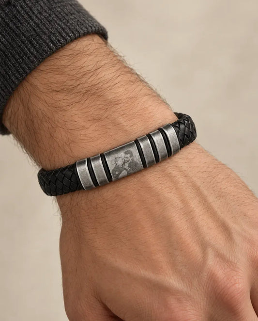 Gegraveerde Herenarmband - gedragen door een model