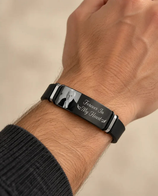 Herenarmband met Foto en Gravure - gedragen door een model