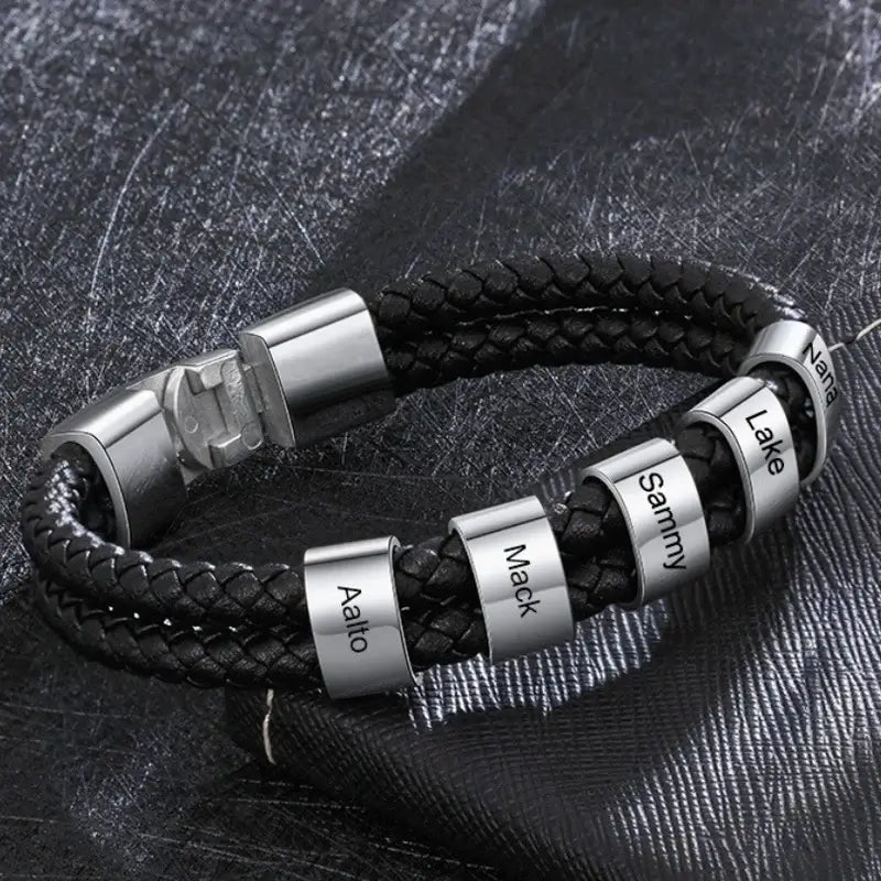 Gegraveerde Herenarmband – Zwart Leer met 1 tot 8 Zilverkleurige Naamkralen van Roestvrij Staal