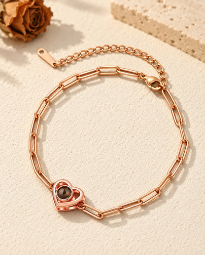 Roségoudkleurige armband met dubbele hartbedel en foto erin, met karabijnsluiting en verlengkettinkje