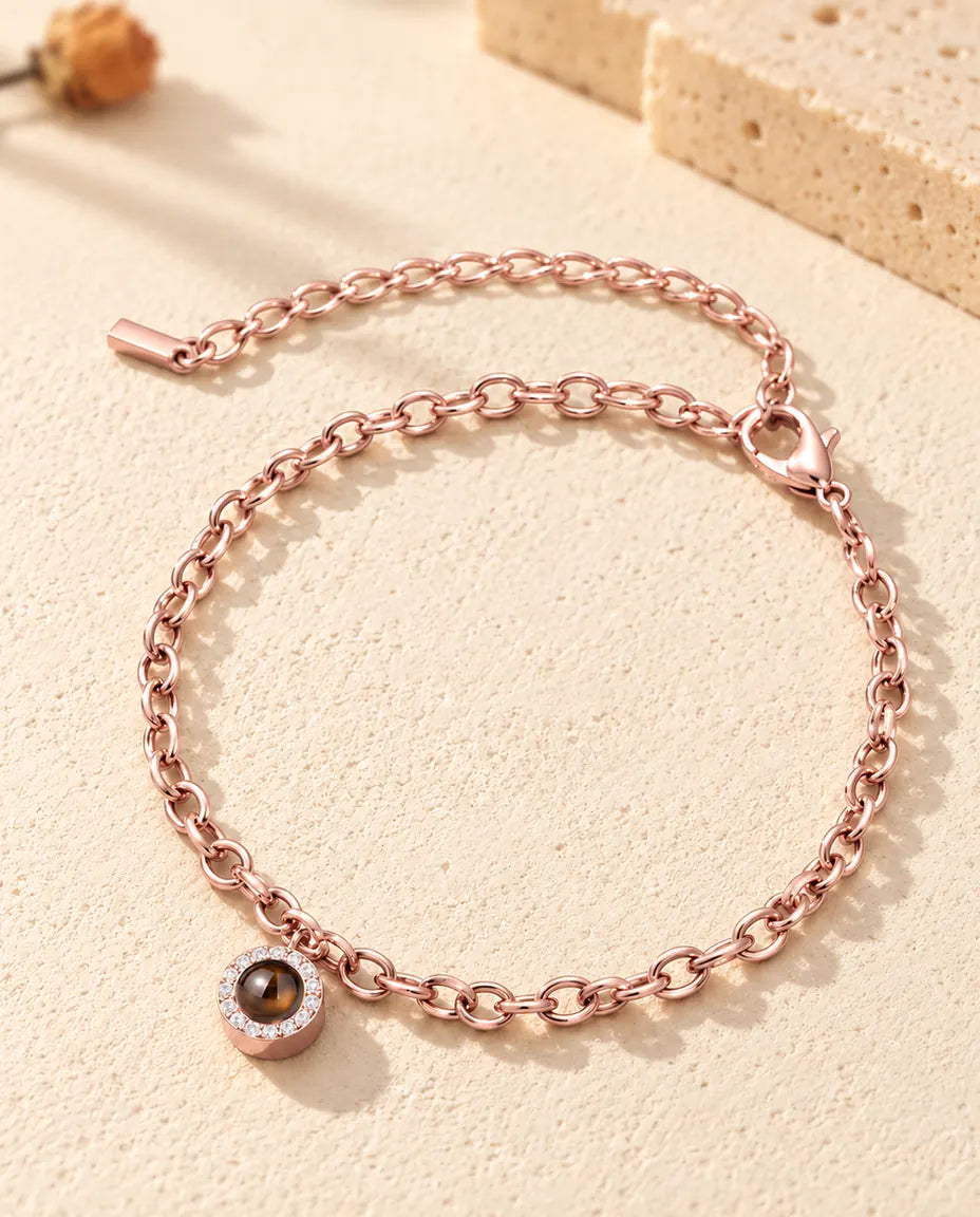 Roségoudkleurige armband met foto erin en rond zirkonia-bedeltje, met karabijnsluiting en verlengkettinkje