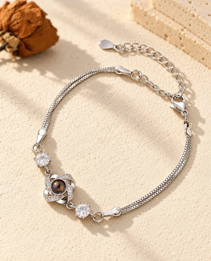 Armband met foto erin: zilverkleurige liefdesknoop met twee zirkonia aan een dubbele venetiaanse ketting