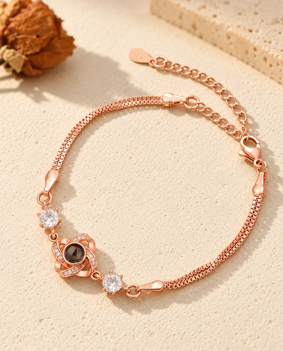 Roségoudkleurige armband met liefdesknoop, fonkelende zijsteentjes en een dubbele venetiaanse ketting