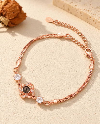 Roségoudkleurige armband met liefdesknoop, fonkelende zijsteentjes en een dubbele venetiaanse ketting