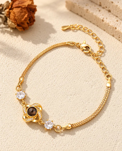 Goudkleurige armband met foto erin en liefdesknoop, met karabijnsluiting en verlengketting