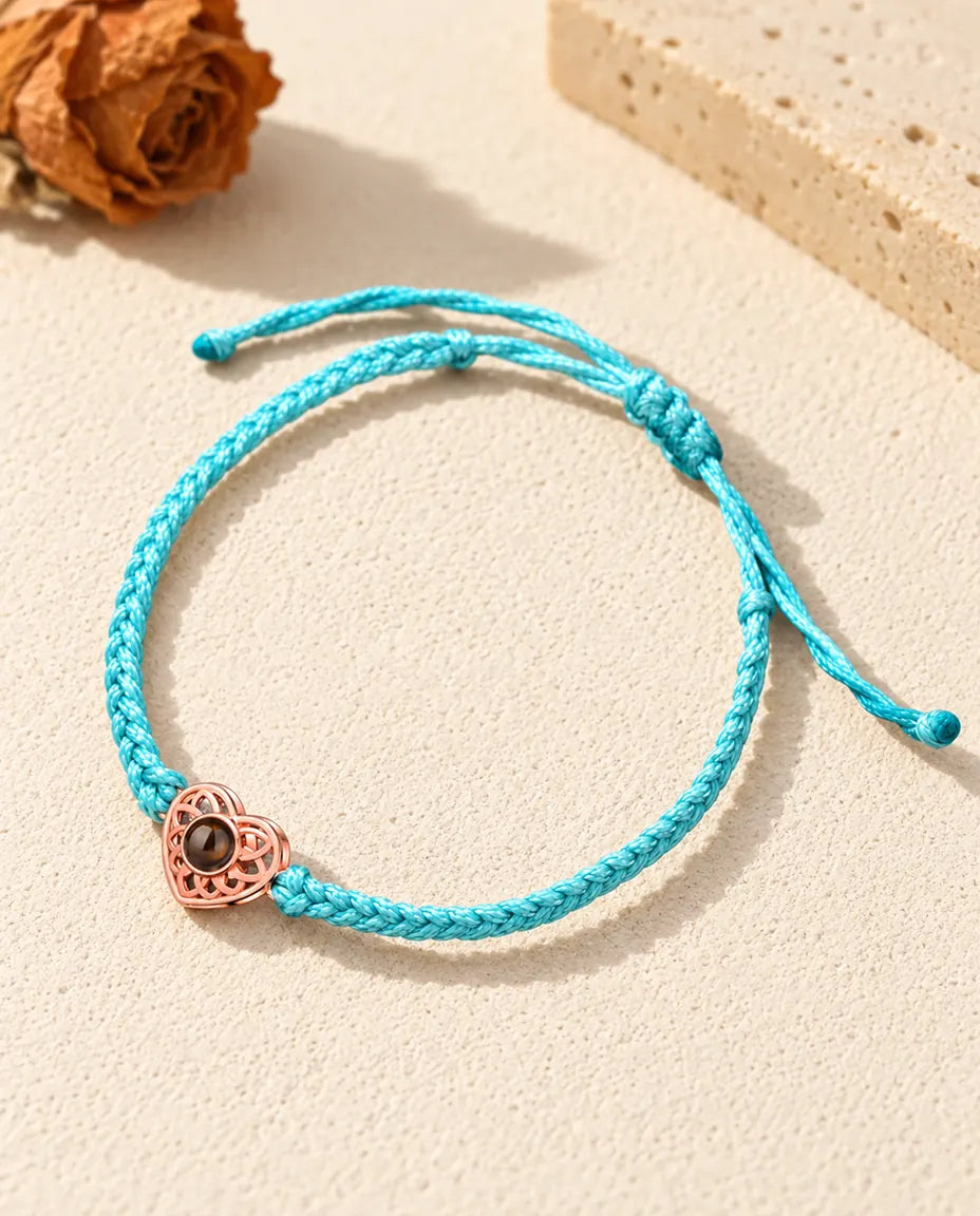 Roségoudkleurig hartje aan een blauw, dun gevlochten koord met verstelbare schuifknoop