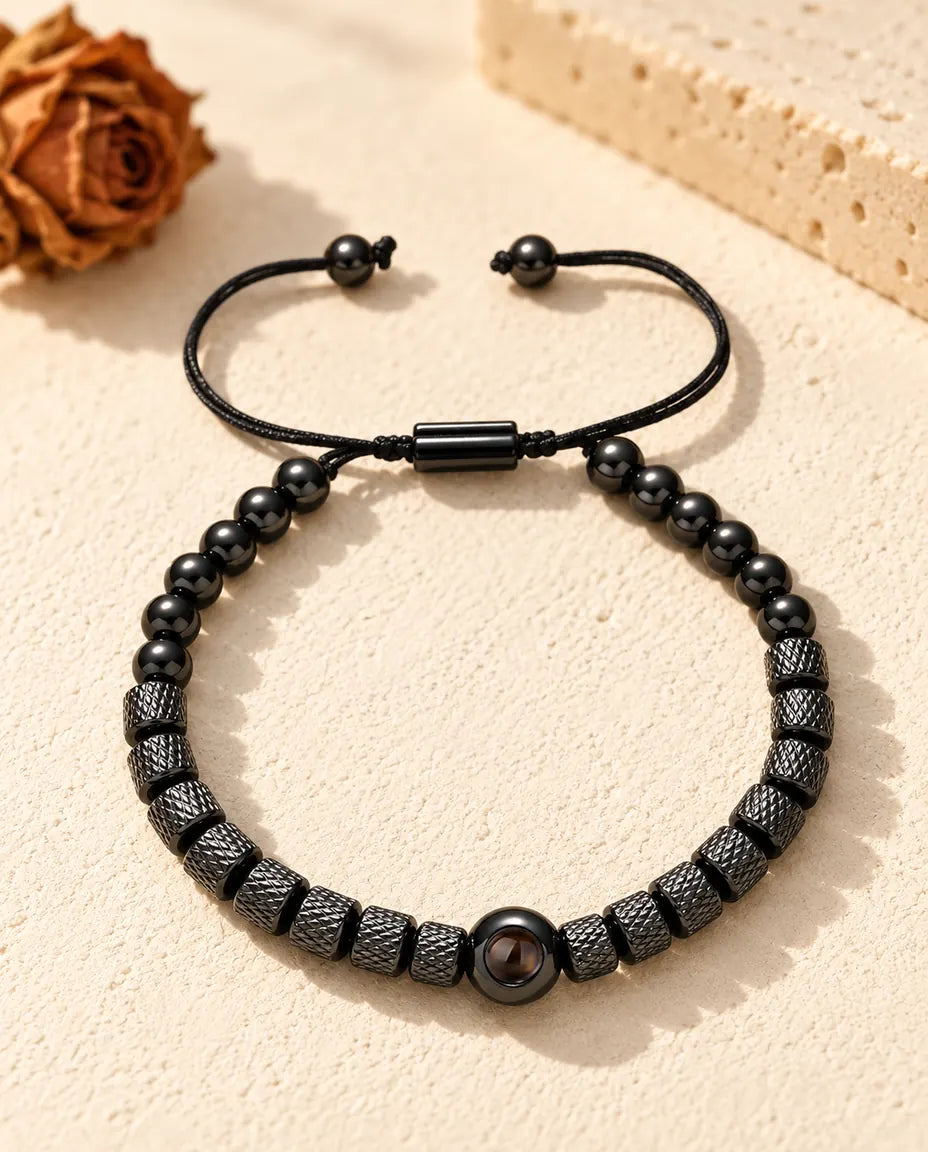 Zwarte uniseks kralenarmband met foto erin, schuifje en ronde kraaltjes aan de koorduiteinden