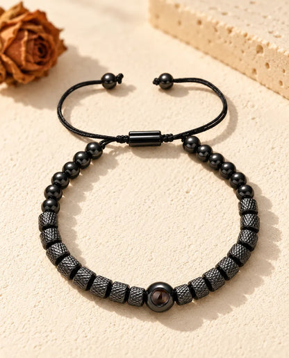 Zwarte uniseks kralenarmband met foto erin, schuifje en ronde kraaltjes aan de koorduiteinden