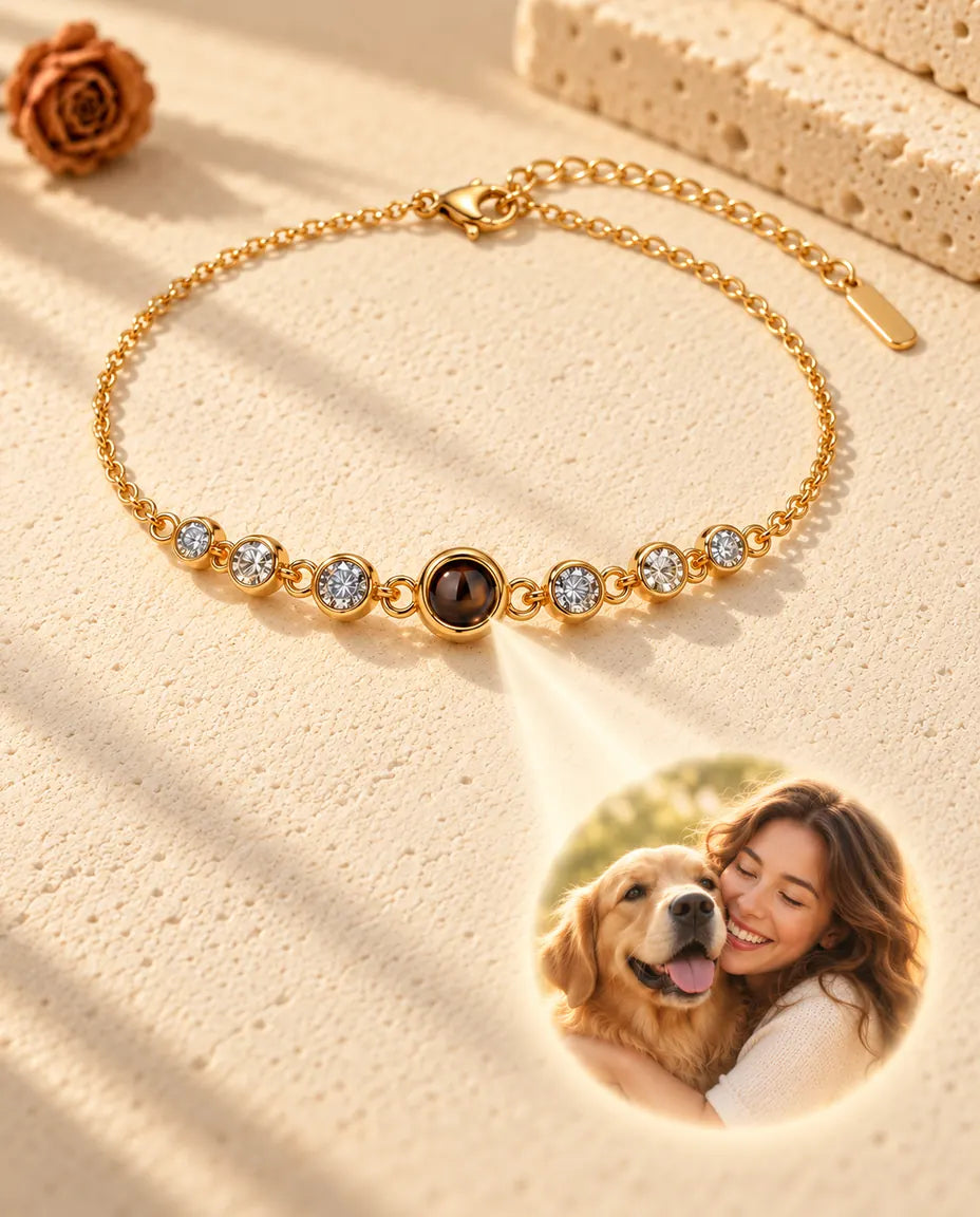 Licht door het bruine steentje van de goudkleurige armband toont een ronde foto van een vrouw met haar hond