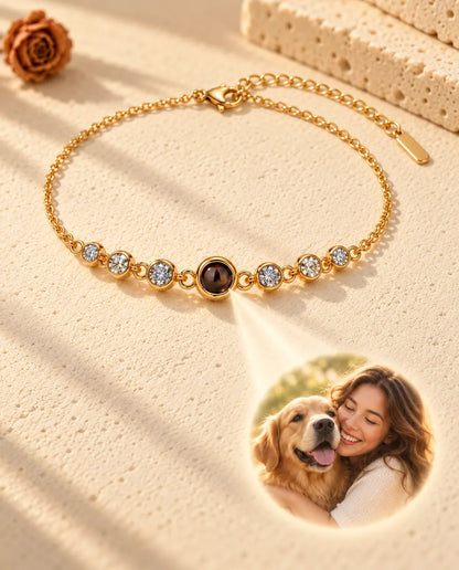 Licht door het bruine steentje van de goudkleurige armband toont een ronde foto van een vrouw met haar hond