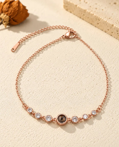 Roségoudkleurige armband met foto erin, zes zirkonia in kastzetting, karabijnsluiting en verlengketting