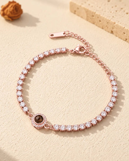 Roségoudkleurige tennisarmband met foto erin, halo-bedel, karabijnsluiting en verlengketting