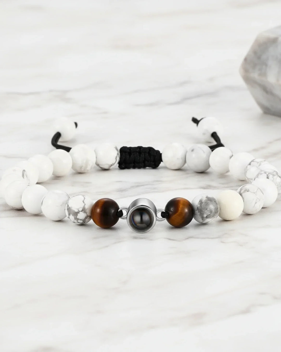Armband met Foto Erin – Witte Magnesiet Kralen met Projectiesteen