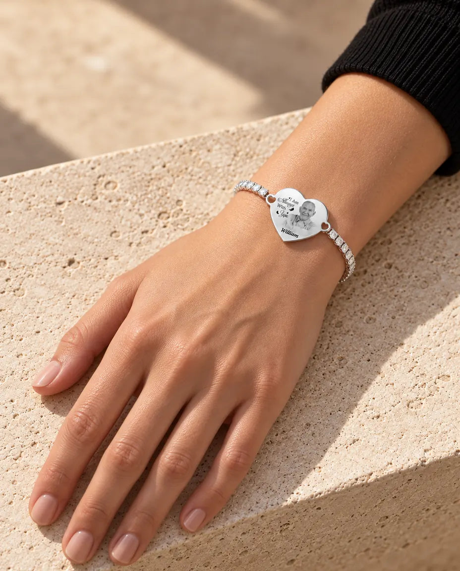 Vrouw draagt de zilverkleurige armband met gegraveerd fotohart om haar pols